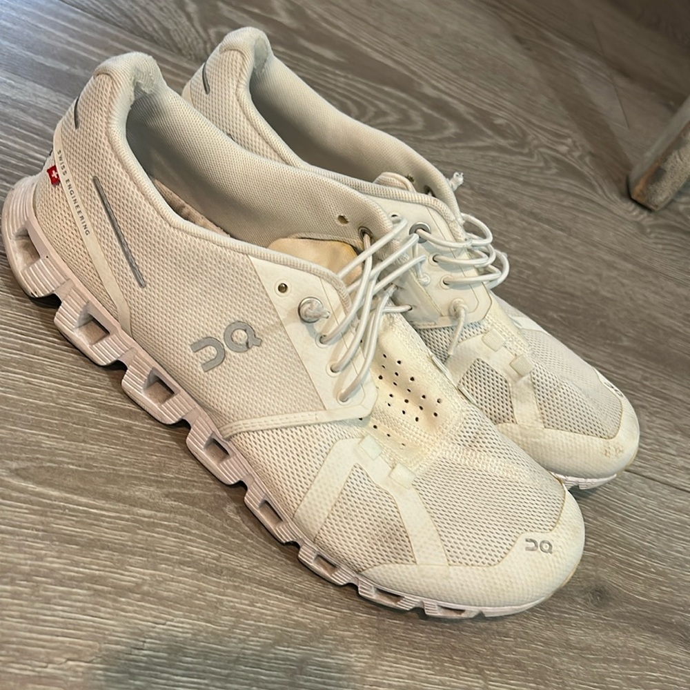 ON RUNNING WHITE SNEAKERS